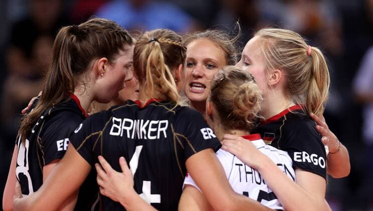 Stuttgart , Volleyball World Grand Prix Deutschland vs. Serbien, Margareta Kozuch (GER; Mitte)