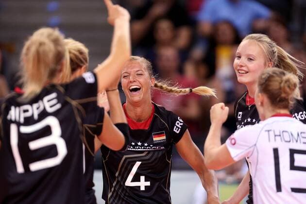 Stuttgart , Volleyball World Grand Prix Deutschland vs. Serbien, Maren Brinker (GER, Mitte) freut sich