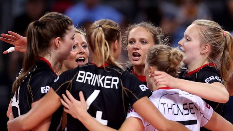 Stuttgart , Volleyball World Grand Prix Deutschland vs. Serbien, Margareta Kozuch (GER; Mitte), links Saskia Hippe