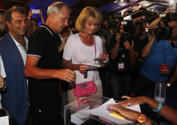 Barcelona s presidential elections. In this picture, Johan Cruyff and his wife, Danny Coster. xFRANCESCxADELANTADOx 