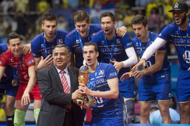 Volei Servia X Franca RIO DE JANEIRO, Brazil - 07 19 2015: VOLLEYBALL SERBIA X FRANCE - Toniutti receives the championship trophy for Serbia X France by the end of the World Volleyball League in Maracan?zinho Gymnasium. (Photo: Celso Pupo FotoArena)  CelsoxPupo