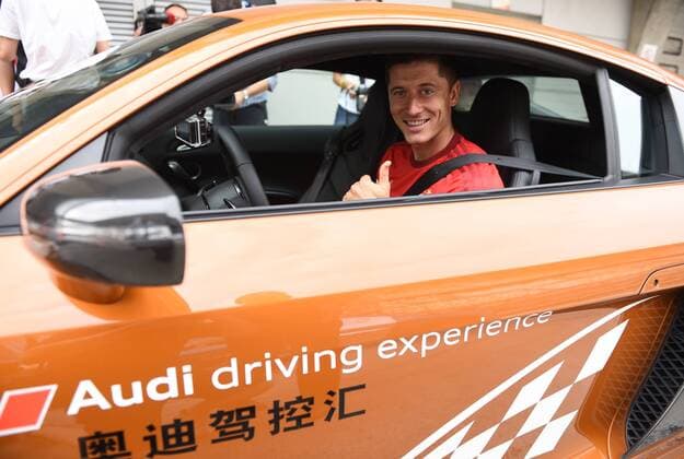FUSSBALL 1. BUNDESLIGA SAISON 2015 2016 Audi Football Summer Tour China 2015 FC Bayern Muenchen 20.07.2015 Tag 4: Audi Driving Experience Robert Lewandowski in einem Audi R 8 auf der Formel 1 Rennstrecke in Shanghai Foto: Pressefoto ULMER Markus Ulmer xxNOxMODELxRELEASExx 