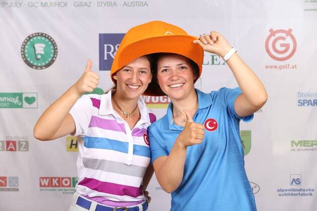Aktuell Golf Damen, International European Ladies Amateur Championship - Fotoshooting GOLF - IELAC 2015, photo shoot FROHNLEITEN,AUSTRIA,20.JUL.15 - GOLF - EGA, European Golf Association, International European Ladies Amateur Championship, GC Murhof, photo shooting. Image shows Selen Timur and Sena Ersoy (TUR). GEPAxpictures xChristianxWalgram