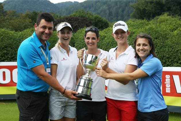 Aktuell Golf Damen, International European Ladies Amateur Championship - Fotoshooting GOLF - IELAC 2015 FROHNLEITEN,AUSTRIA,20.JUL.15 - GOLF - EGA, European Golf Association, International European Ladies Amateur Championship, GC Murhof, practice day. Image shows Gerald Stangl (Murhof), Ines Fendt, Anja Purgauer, Nadine Dreher and Madlen Kager (AUT). Keywords: trophy. GEPAxpictures xAndreasxPranter