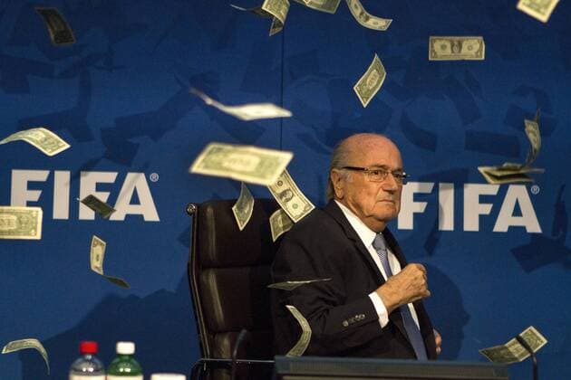 Sepp Blatter wird vom britischen Komiker Lee Nelson mit Dollar Banknoten beworfen FOOTBALL : FIFA PK nach der Sitzung des Exekutiv Komitees - Zurich - 20 07 2015 ElyxandroCegarrax 