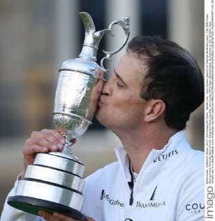 Aktuell Golf - Zach Johnson gewinnt im Stechen die British Open - The 144th Open Championship American Zach Johnson kisses the Claret Jug after winning the 144th Open Championship, St.Andrews on July 20 2015. Zach Johnson won in a playoff against Louis Oosthuizen and Marc Leishman  LON2015072021 HUGOxPHILPOTT