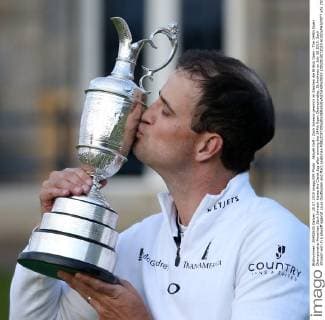 Aktuell Golf - Zach Johnson gewinnt im Stechen die British Open - The 144th Open Championship American Zach Johnson kisses the Claret Jug after winning the 144th Open Championship, St.Andrews on July 20 2015. Zach Johnson won in a playoff against Louis Oosthuizen and Marc Leishman  LON2015072023 HUGOxPHILPOTT