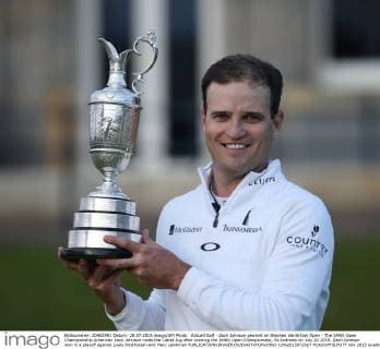 Aktuell Golf - Zach Johnson gewinnt im Stechen die British Open - The 144th Open Championship American Zach Johnson holds the Claret Jug after winning the 144th Open Championship, St.Andrews on July 20 2015. Zach Johnson won in a playoff against Louis Oosthuizen and Marc Leishman  LON2015072027 HUGOxPHILPOTT