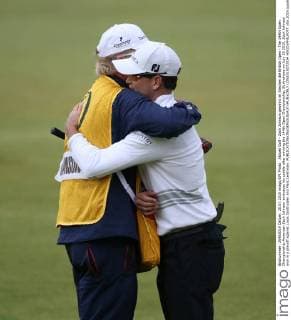 Aktuell Golf - Zach Johnson gewinnt im Stechen die British Open - The 144th Open Championship American Zach Johnson embraces his caddie after winning the 144th Open Championship, St.Andrews on July 20 2015. Zach Johnson won in a playoff against Louis Oosthuizen and Marc Leishman.  LON2015072034 HUGOxPHILPOTT