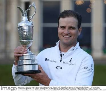 Aktuell Golf - Zach Johnson gewinnt im Stechen die British Open - The 144th Open Championship American Zach Johnson holds the Claret Jug after winning the 144th Open Championship, St.Andrews on July 20 2015. Zach Johnson won in a playoff against Louis Oosthuizen and Marc Leishman  LON2015072028 HUGOxPHILPOTT