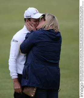 Aktuell Golf - Zach Johnson gewinnt im Stechen die British Open - The 144th Open Championship American Zach Johnson kisses his wife Kim after winning the 144th Open Championship, St.Andrews on July 20 2015. Zach Johnson won in a playoff against Louis Oosthuizen and Marc Leishman  LON2015072029 HUGOxPHILPOTT