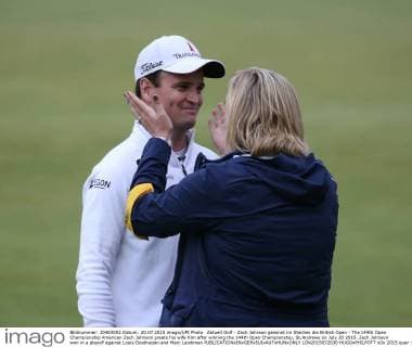 Aktuell Golf - Zach Johnson gewinnt im Stechen die British Open - The 144th Open Championship American Zach Johnson greets his wife Kim after winning the 144th Open Championship, St.Andrews on July 20 2015. Zach Johnson won in a playoff against Louis Oosthuizen and Marc Leishman  LON2015072030 HUGOxPHILPOTT