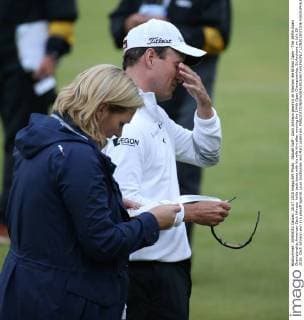 Aktuell Golf - Zach Johnson gewinnt im Stechen die British Open - The 144th Open Championship American Zach Johnson holds back tears with his wife Kim after winning the 144th Open Championship, St.Andrews on July 20 2015. Zach Johnson won in a playoff against Louis Oosthuizen and Marc Leishman.  LON2015072036 HUGOxPHILPOTT