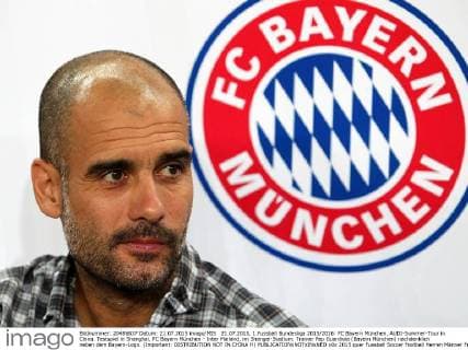 21.07.2015, 1.Fussball Bundesliga 2015 2016: FC Bayern München, AUDI-Summer-Tour in China. Testspiel in Shanghai, FC Bayern München - Inter Mailand, im Shangai-Stadium. Trainer Pep Guardiola (Bayern München) nachdenklich neben dem Bayern-Logo. (Important: DISTRIBUTION NOT IN CHINA !!) 