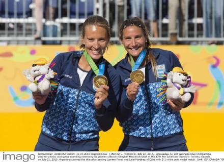 (150722) -- TORONTO, July 22, 2015-- Ana Gallay (L) and Georgina Klug of Argentina pose for photos during the awarding ceremony for Women s Beach volleyball Beachvolleyball at the 17th Pan American Games in Toronto, Canada on July 21, 2015. Argentina claimed the title after beating Lianma Flores and Leila Martinez of Cuba with 2-1 in the gold medal match. )(wll) (SP)CANADA-TORONTO-PAN AM GAMES-BEACH VOLLEYBALL ZouxZheng 