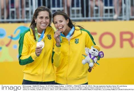 (150722) -- TORONTO, July 22, 2015-- Bronze medalists Carolina Horta (R) and Liliane Maestrini of Brazil pose for photos during the awarding ceremony for Women s Beach volleyball Beachvolleyball at the 17th Pan American Games in Toronto, Canada on July 21, 2015. )(wll) (SP)CANADA-TORONTO-PAN AM GAMES-BEACH VOLLEYBALL ZouxZheng 