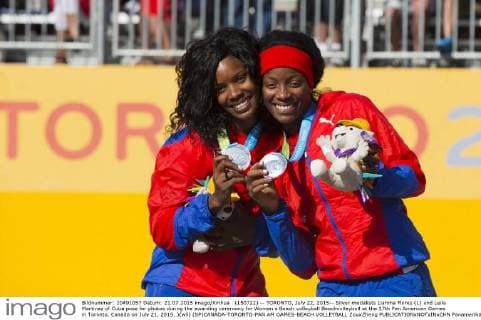 (150722) -- TORONTO, July 22, 2015-- Silver medalists Lianma Flores (L) and Leila Martinez of Cuba pose for photos during the awarding ceremony for Women s Beach volleyball Beachvolleyball at the 17th Pan American Games in Toronto, Canada on July 21, 2015. )(wll) (SP)CANADA-TORONTO-PAN AM GAMES-BEACH VOLLEYBALL ZouxZheng 