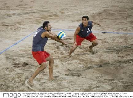 (150722) -- TORONTO, July 22, 2015-- Juan Virgen (L) and Rodolfo Ontiveros of Mexico compete during Men s Gold Medal Match of Beach volleyball Beachvolleyball at the 17th Pan American Games in Toronto, Canada on July 21, 2015. Juan Virgen and Rodolfo Ontiveros claimed the title after defeating Vitor Araujo and Alvaro Magliano of Brazil with 2-1. )(wll) (SP)CANADA-TORONTO-PAN AM GAMES-BEACH VOLLEYBALL ZouxZheng 