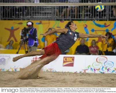 (150722) -- TORONTO, July 22, 2015--Rodolfo Ontiveros of Mexico saves the ball during Men s Gold Medal Match of Beach volleyball Beachvolleyball at the 17th Pan American Games in Toronto, Canada on July 21, 2015. Rodolfo Ontiveros and his partner Juan Virgen claimed the title after defeating Vitor Araujo and Alvaro Magliano of Brazil with 2-1. )(wll) (SP)CANADA-TORONTO-PAN AM GAMES-BEACH VOLLEYBALL ZouxZheng 