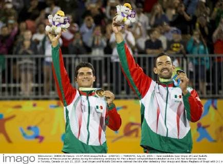 (150722) -- TORONTO, July 22, 2015 -- Gold medalists Juan Virgen (R) and Rodolfo Ontiveros of Mexico pose for photos during the awarding ceremony for Men s Beach volleyball Beachvolleyball at the 17th Pan American Games in Toronto, Canada on July 21, 2015. Juan Virgen and Rodolfo Ontiveros claimed the title after defeating Vitor Araujo and Alvaro Magliano of Brazil with 2-1 in the gold medal match. )(wll) (SP)CANADA-TORONTO-PAN AM GAMES-BEACH VOLLEYBALL ZouxZheng 
