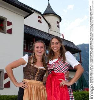 Annika Beck und Tamira Paszek im Dirndl vor dem Weitmoser Schloessl in Bad Hof Gastein, Player s Party,privat, Tennis - Gastein Ladies 2015 - WTA Tennis Damen - Europaeischer Hof - Bad Gastein - - Oesterreich - 21 July 2015. Juergen Hasenkopf
