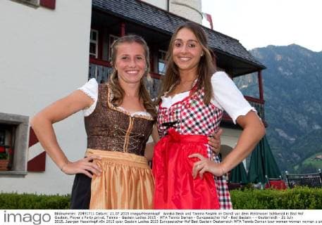 Annika Beck und Tamira Paszek im Dirndl vor dem Weitmoser Schloessl in Bad Hof Gastein, Player s Party,privat, Tennis - Gastein Ladies 2015 - WTA Tennis Damen - Europaeischer Hof - Bad Gastein - - Oesterreich - 21 July 2015. Juergen Hasenkopf