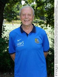 Mannschaftsshooting beim 1. FC Saarbrücken auf dem Trainingsplatz in Saarbrücken am Mittwoch (22.07.2015). Im Bild: Dopingbeauftragter Helmut Schwan.