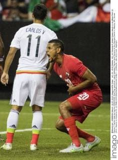 July 22, 2015 Atlanta, GA: 20 Panama M Anibal Godoy reacts to an elbow from 11 Mexico F Carlos Vela during the CONCACAF Gold Cup semifinal match between Mexico and Panama at the Georgia Dome in Atlanta, GA. Soccer 2015: Mexico vs Panama JUL 22 - ZUMAc04_