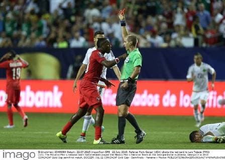 22 July 2015: Referee Mark Geiger (USA) shows the red card to Luis Tejeda (PAN) (10). The Panama Men s national team Nationalteam played the Mexico Men s National Team at the Georgia Dome in Atlanta, Georgia in a 2015 CONCACAF Gold Cup semifinal match. SOCCER: JUL 22 CONCACAF Gold Cup - Semifinals - Panama v Mexico Icon918150722212 EDITORIAL USE ONLY