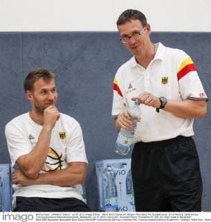Bonn Anton Gavel (FC Bayern München) mit Bundestrainer Chris Fleming Oeffentliches Training Deutsche Nationalmannschaft, Basketball, 22.07.2015, Copyright: Schueler Eibner-Pressefoto EP_JSE
