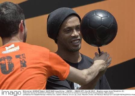 (150723) -- MEXICO CITY, July 22, 2015 -- Brazilian soccer player Ronaldinho (R) takes part during an exhibition of Freestripe , an initiative of a brand of cereals to promote sports among children, after a press conference PK Pressekonferenz in Mexico City, capital of Mexico, on July 22, 2015. Alejandro Ayala) (SP)MEXICO-MEXICO CITY-SOCCER-RONALDINHO e AlejandroxAyala 
