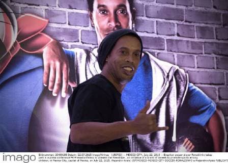 (150723) -- MEXICO CITY, July 22, 2015 -- Brazilian soccer player Ronaldinho takes part in a press conference PK Pressekonferenz to present the Freestripe , an initiative of a brand of cereals to promote sports among children, in Mexico City, capital of Mexico, on July 22, 2015. Alejandro Ayala) (SP)MEXICO-MEXICO CITY-SOCCER-RONALDINHO e AlejandroxAyala 