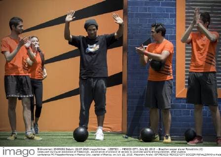 (150723) -- MEXICO CITY, July 22, 2015 -- Brazilian soccer player Ronaldinho (C) takes part during an exhibition of Freestripe , an initiative of a brand of cereals to promote sports among children, after a press conference PK Pressekonferenz in Mexico City, capital of Mexico, on July 22, 2015. Alejandro Ayala) (SP)MEXICO-MEXICO CITY-SOCCER-RONALDINHO e AlejandroxAyala 