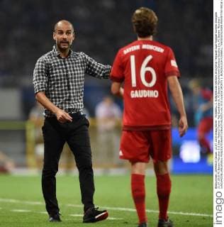 FUSSBALL 1. BUNDESLIGA SAISON 2015 2016 Testspiel Audi Football Summit Shanghai 21.07.2015 FC Bayern München 1-0 Inter Mailand Trainer Pep Guardiola (li, FC Bayern München)mit Gianluca Gaudino (re, FC Bayern München) xxNOxMODELxRELEASExx 