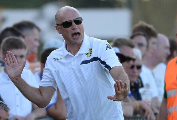 Fußball, Trainerhistorie, Leeds United 21.07.2015, xjhx, Fussball Testspiel, Eintracht Frankfurt - Leeds United, emspor v.l. Trainer Uwe Roesler (Leeds United) gibt Anweisungen, gestikuliert, mit den Armen gestikulieren gives instructions, gesticulate.
