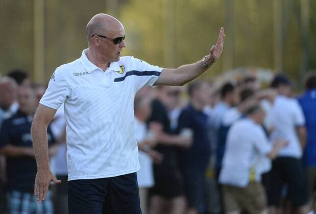 Fußball, Trainerhistorie, Leeds United 21.07.2015, xjhx, Fussball Testspiel, Eintracht Frankfurt - Leeds United, emspor v.l. Trainer Uwe Roesler (Leeds United) gibt Anweisungen, gestikuliert, mit den Armen gestikulieren gives instructions, gesticulate.