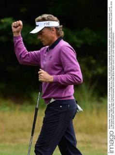 23.07.2015. Sunningdale, Berkshire, England. Seniors Open Golf Tournament, round 1. Bernhard Langer (GER) holes a long putt xJonxBromleyx  ActionPlus11642767