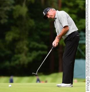 23.07.2015. Sunningdale, Berkshire, England. Seniors Open Golf Tournament, round 1. Fred Couples (USA) putts out xJonxBromleyx  ActionPlus11642773