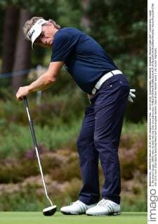 23.07.2015. Sunningdale, Berkshire, England. Seniors Open Golf Tournament, round 1. Bernhard Langer (GER) wills his ball into the hole xJonxBromleyx  ActionPlus11642786