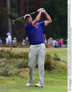 23.07.2015. Sunningdale, Berkshire, England. Seniors Open Golf Tournament, round 1. Tom Lehman (USA) shoots the green xJonxBromleyx  ActionPlus11642840