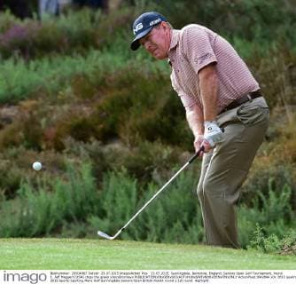 23.07.2015. Sunningdale, Berkshire, England. Seniors Open Golf Tournament, round 1. Jeff Maggert (USA) chips the green xJonxBromleyx  ActionPlus11642844