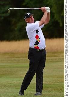 23.07.2015. Sunningdale, Berkshire, England. Seniors Open Golf Tournament, round 1. Sandy Lyle (SCO) to the green xJonxBromleyx  ActionPlus11642852
