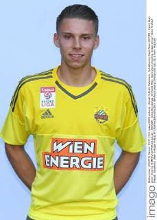 Aktuell Fußball, Österreich, Porträttermin Rapid Wien SOCCER - Rapid, team photo shooting VIENNA,AUSTRIA,03.JUL.15 - SOCCER - tipico Bundesliga, SK Rapid Wien, team photo shooting. Image shows Tobias Knoflach (Rapid). Keywords: Wien Energie. GEPAxpictures xChristianxOrt