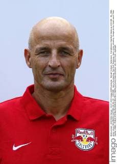Aktuell Fußball, Österreich, Porträttermin Red Bull Salzburg SOCCER - BL, RBS, photo shoot SALZBURG,AUSTRIA,15.JUL.15 - SOCCER - tipico Bundesliga, Red Bull Salzburg, team photo shooting. Image shows head coach Peter Zeidler (RBS). GEPAxpictures xFelixxRoittner