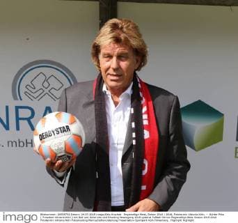 Regionalliga West, Saison 2015 2016, Fototermin Viktoria Köln, -- Günter Pütz ( Präsident Viktoria Köln ) mit Ball und Schal