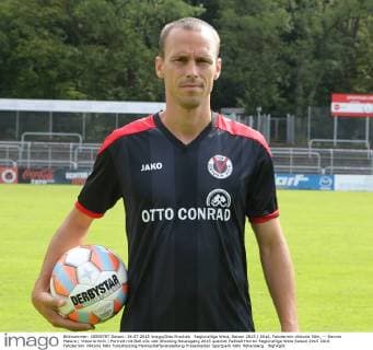 Regionalliga West, Saison 2015 2016, Fototermin Viktoria Köln, -- Dennis Malura ( Viktoria Köln ) Portrait mit Ball