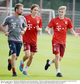 Muenchen vl. Fitnesstrainer Andreas Kornmayer, Gianluca Gaudino (FC Bayern Muenchen) und Sinan Kurt (FC Bayern Muenchen) FC Bayern Muenchen - Training , Fussball, Saebener Strasse 24.07.2015 , Copyright: Vallejos Eibner-Pressefoto EP_AVS