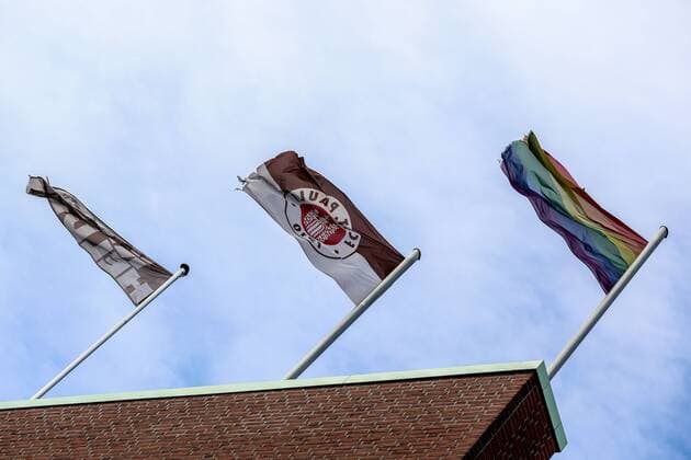 Fußball, Stadiongeschichte FC St. Pauli Aktuell Fußball, 2. BL, FC St. Pauli, Regenbogenfahne auf dem Millerntorstadion Deutschland,Hamburg, Millerntorstadion, Fussball, 2. Bundesliga, Saison 2015 2016, FC St.Pauli , Aussenansicht der Geschäftsstelle, Fahnen der Kiezhelden, des FC St.Pauli und Regenbogen auf dem Dach der Geschäftsstelle