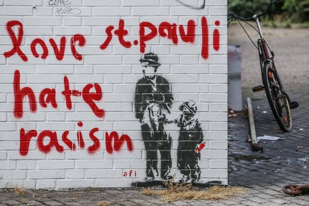 Fußball, Stadiongeschichte FC St. Pauli Deutschland,Hamburg, Millerntorstadion, Fussball, 2. Bundesliga, Saison 2015 2016, FC St.Pauli , love st.pauli hate racism, Streetart mit Charlie Chaplin Bild