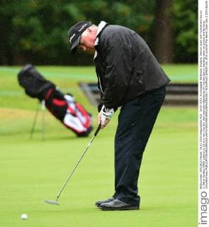 24.07.2015. Sunningdale, Berkshire, England. Seniors Open Golf Tournament Round 2. Steve Spittles (ENG) putting on 16 on a very wet day that sees play abandoned for the day due to standing water on greens and fairways. xJonxBromleyx  ActionPlus11643029